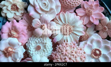 Nahaufnahme thailändisches Dessert verschiedene Blumen in Pastellrosa, Kokosmilch-Geschmack, traditioneller thailändischer handgefertigter Snack von Sam Pan Nee, königlich berühmt Stockfoto