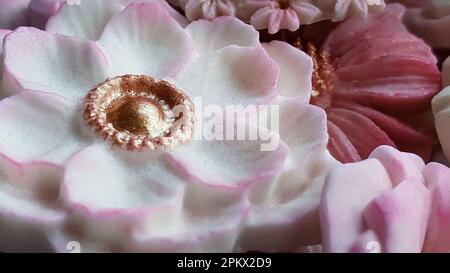 Nahaufnahme thailändisches Dessert verschiedene Blumen in Pastellrosa, Kokosmilch-Geschmack, traditioneller thailändischer handgefertigter Snack von Sam Pan Nee, königlich berühmt Stockfoto