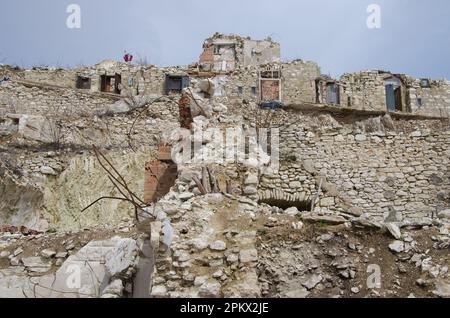 Blick auf das Bergdorf, das durch das Erdbeben zerstört wurde, und auf die Bauruinen in Umbrien Stockfoto