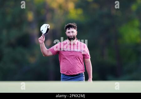 Augusta, USA. 9. April 2023. Jon Rahm aus Spanien reagiert in der vierten Runde des Masters-Golfturniers 2023 im Augusta National Golf Club am 9. April 2023 in Augusta, USA. Kredit: Wu Xiaoling/Xinhua/Alamy Live News Stockfoto