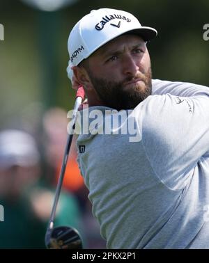 Augusta, USA. 9. April 2023. Jon Rahm aus Spanien tritt am 9. April 2023 in Augusta, USA, in der vierten Runde des Masters-Golfturniers 2023 im Augusta National Golf Club an. Kredit: Wu Xiaoling/Xinhua/Alamy Live News Stockfoto