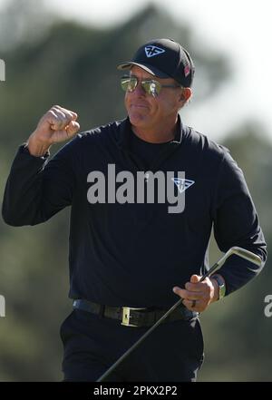 Augusta, USA. 9. April 2023. Phil Mickelson aus den Vereinigten Staaten feiert das Golfturnier der Masters 2023 im Augusta National Golf Club am 9. April 2023 in Augusta, USA. Kredit: Wu Xiaoling/Xinhua/Alamy Live News Stockfoto