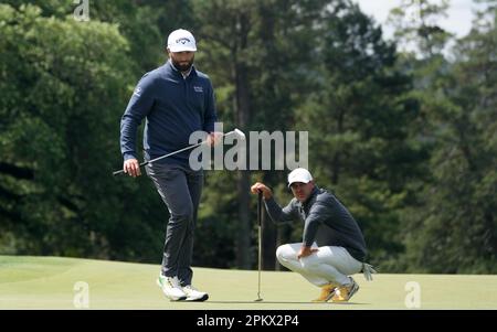 Augusta, USA. 9. April 2023. Jon Rahm (L) aus Spanien reagiert in der vierten Runde des Masters-Golfturniers 2023 im Augusta National Golf Club am 9. April 2023 in Augusta (USA). Kredit: Wu Xiaoling/Xinhua/Alamy Live News Stockfoto