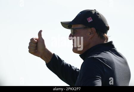 Augusta, USA. 9. April 2023. Phil Mickelson aus den USA reagiert am 9. April 2023 in Augusta, USA, in der vierten Runde des Masters-Golfturniers 2023 im Augusta National Golf Club. Kredit: Wu Xiaoling/Xinhua/Alamy Live News Stockfoto