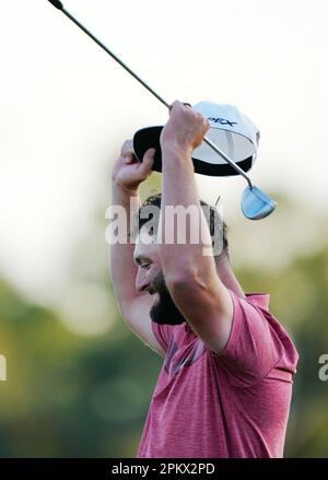 Augusta, USA. 9. April 2023. Jon Rahm aus Spanien feiert den Sieg, nachdem er am 9. April 2023 im Augusta National Golf Club im US-amerikanischen Augusta das Masters-Golfturnier 2023 gewonnen hat. Kredit: Wu Xiaoling/Xinhua/Alamy Live News Stockfoto