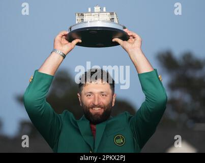 Augusta, USA. 9. April 2023. Jon Rahm aus Spanien reagiert am 9. April 2023 bei der Preisverleihung für das Masters-Golfturnier 2023 im Augusta National Golf Club in Augusta, USA, mit Trophäe. Kredit: Wu Xiaoling/Xinhua/Alamy Live News Stockfoto