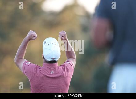 Augusta, USA. 9. April 2023. Jon Rahm aus Spanien feiert den Sieg, nachdem er am 9. April 2023 im Augusta National Golf Club im US-amerikanischen Augusta das Masters-Golfturnier 2023 gewonnen hat. Kredit: Wu Xiaoling/Xinhua/Alamy Live News Stockfoto