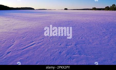 Am späten Wintermorgen auf dem Suvasvesi-See. Vehmersalmi, Kuopio, Finnland, 2023-03-31 07:22 +03. Temp. -12 °C, Windschalter 3 m/s. Stockfoto