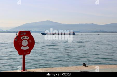 Das allgemeine Frachtschiff Eems Solar verlässt den Hafen von Santander Kantabrien Spanien mit einem Rettungsgürtel im Vordergrund Stockfoto