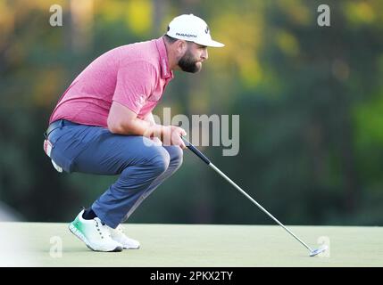 Augusta, USA. 9. April 2023. Jon Rahm aus Spanien reagiert in der vierten Runde des Masters-Golfturniers 2023 im Augusta National Golf Club am 9. April 2023 in Augusta, USA. Kredit: Wu Xiaoling/Xinhua/Alamy Live News Stockfoto