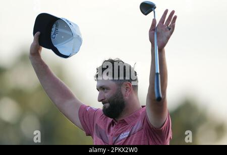 Augusta, USA. 9. April 2023. Jon Rahm aus Spanien feiert den Sieg, nachdem er am 9. April 2023 im Augusta National Golf Club im US-amerikanischen Augusta das Masters-Golfturnier 2023 gewonnen hat. Kredit: Wu Xiaoling/Xinhua/Alamy Live News Stockfoto