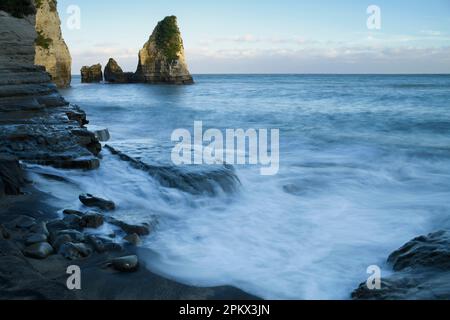 Langzeit-Aufnahme von Seestapeln im Wasser, Präfektur Chiba, Japan Stockfoto