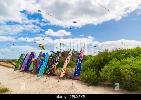 Adelaide, Australien - 8. April 2023: Erster Tag des Adelaide International Kite Festival am Semaphore Beach. AIKF ist eine kostenlose öffentliche Veranstaltung mit lokalen Teilnehmern Stockfoto