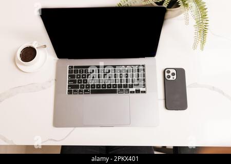 Heller Arbeitsbereich im Innenbereich mit Blick auf den Schreibtisch Stockfoto