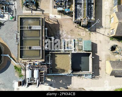 Draufsicht der Drohne auf die Hauptstufen der Reinigung, wie sie in den Schmutzwassertanks einer modernen Kläranlage zu sehen ist. Stockfoto