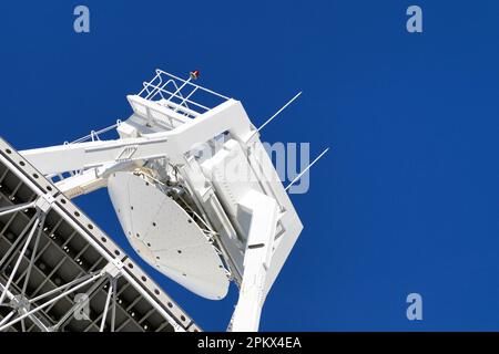 Radioteleskop Gegenreflektor gegen den Himmel Stockfoto