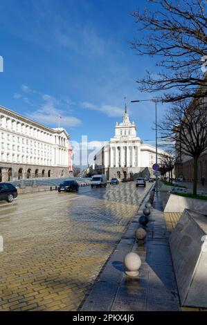 Sofia, Bulgarien. Boulevard Todor Alexandrov nach Frühlingsregen. Blick auf das Gebäude der Nationalversammlung. Stockfoto