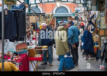 Besucher auf dem Antiques & Collectables Market in Jubilee Hall, Covent Garden, London, England, Großbritannien Stockfoto