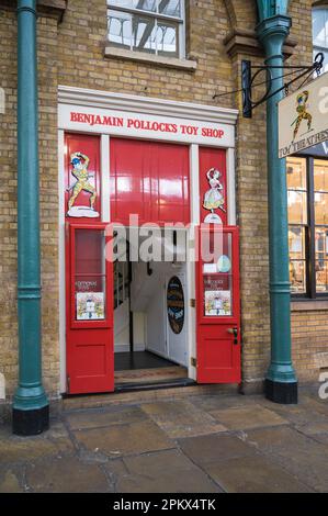 Eintritt in Benjamin Pollock's Toyshop, ein unabhängiges Geschäft, das kreatives, Theater- und pädagogisches Spielzeug verkauft. Covent Garden, London, England, Großbritannien Stockfoto