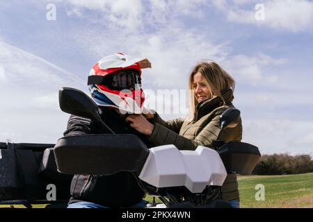 Ein Stockfoto von einem Paar mit einem Quad im Einsatz Stockfoto