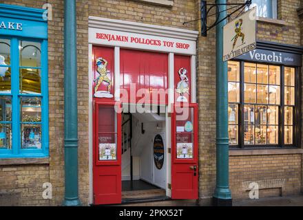 Eintritt in Benjamin Pollock's Toyshop, ein unabhängiges Geschäft, das kreatives, Theater- und pädagogisches Spielzeug verkauft. Covent Garden, London, England, Großbritannien Stockfoto