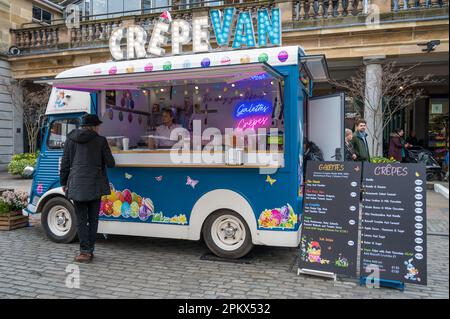 CrepeVan, ein Fast-Food-Minibus, der süße und herzhafte gefüllte Crepes auf der Covent Garden Piazza verkauft. London, England, Großbritannien Stockfoto