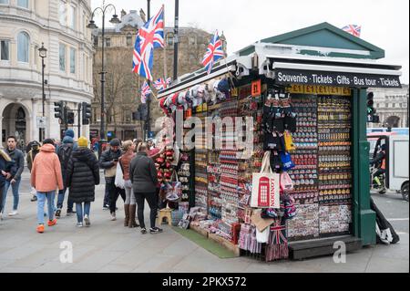 Touristen können an einem Stand in der Nähe des Trafalgar Square Souvenirs, Geschenke und Bustickets kaufen. London, England, Großbritannien Stockfoto
