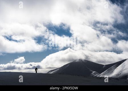 Silhouette von Wanderer in schneebedeckten Bergen Stockfoto