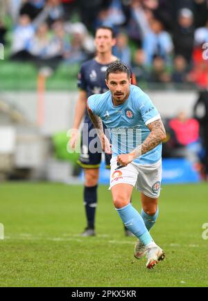 Melbourne, Australien. 10. April 2023 Melbourne City gegen Wellington Phoenix. Jamie McLaren, der Torschütze von Melbourne City, bewegt sich während des Heimspiels der Stadt gegen die New Zealand Side Wellington Phoenix in die Box. Credit Karl Phillipson/Alamy Live News Stockfoto