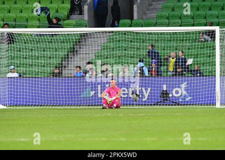 Melbourne, Australien. 10. April 2023 Melbourne City gegen Wellington Phoenix. Ein einsamer und niederträchtiger Oliver Sail aus Wellington Phoenix sitzt im Tormaul, nachdem der Angreifer Marco TILIO in Melbourne City sein zweites Ziel erreicht hat. Melbourne City triumphierte mit einem Endstand von 4:1. Credit Karl Phillipson/Alamy Live News Stockfoto