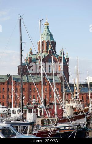 Finnland, Helsinki, Uspenski Orthodoxe Kathedrale, mit Booten am Hafen. Stockfoto
