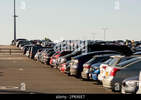 Parkplätze am Flughafen Birmingham, Großbritannien Stockfoto