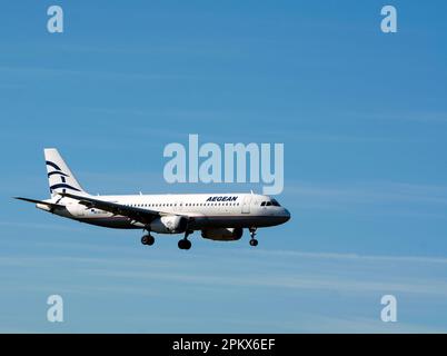 Aegean Airlines Airbus A320-232 Landung am Flughafen Birmingham, Großbritannien (SX-DGB) Stockfoto