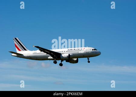 Air France Airbus A320-214 Landung am Flughafen Birmingham, Großbritannien (F-GKXQ) Stockfoto