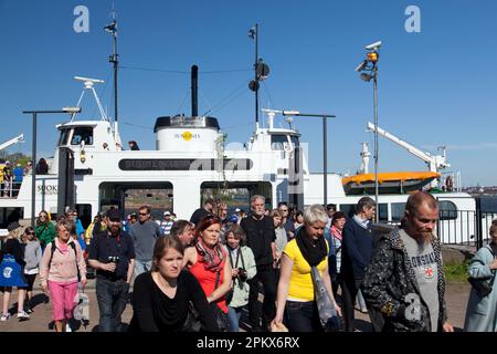 Finnland, Helsinki, Passagiere, die von Helsinki aus von der Fähre nach Suomemlinna Island aussteigen. Stockfoto