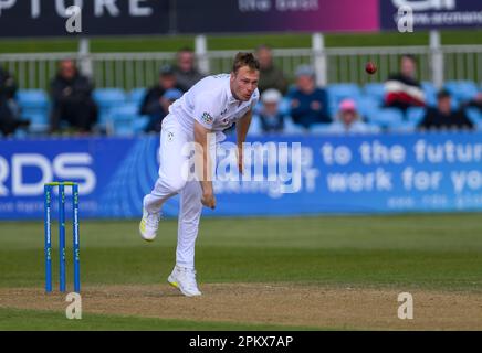 Matthew Waite Bowling in einem County Championship Match zwischen Derbyshire und Worcestershire Stockfoto