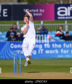 Matthew Waite Bowling in einem County Championship Match zwischen Derbyshire und Worcestershire Stockfoto