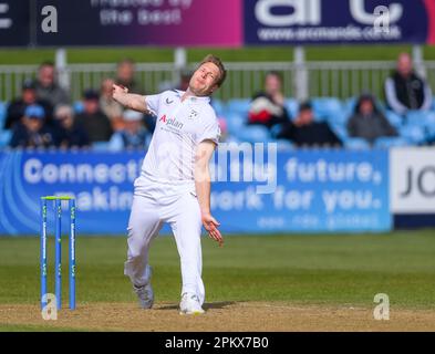 Matthew Waite Bowling in einem County Championship Match zwischen Derbyshire und Worcestershire Stockfoto