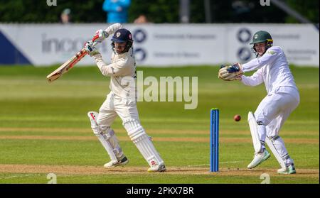 Derbyshire Kapitän Leus du Plooy beim Batting beobachtet von Worcestershire Keeper Gareth Roderick bei einem County Championship Match Stockfoto