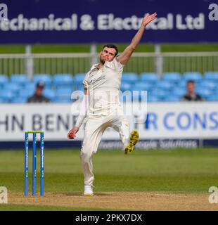 Sam Conners Bowling für Derbyshire in einem County Championship Match gegen Worcestershire Stockfoto