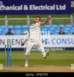 Sam Conners Bowling für Derbyshire in einem County Championship Match gegen Worcestershire Stockfoto