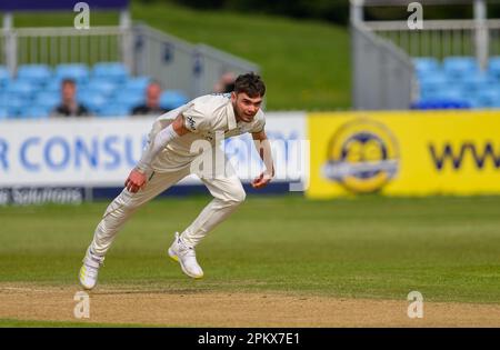 Sam Conners Bowling für Derbyshire in einem County Championship Match gegen Worcestershire Stockfoto