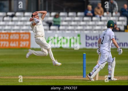 Sam Conners Bowling für Derbyshire in einem County Championship Match gegen Worcestershire Stockfoto