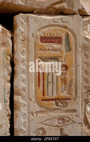 Cartouche auf einem gebrochenen Block im Tempel von Ramesses II in der Nähe des Tempels von Seti I in Abydos, Ägypten Stockfoto