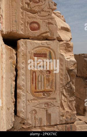 Cartouche auf einem gebrochenen Block im Tempel von Ramesses II in der Nähe des Tempels von Seti I in Abydos, Ägypten Stockfoto