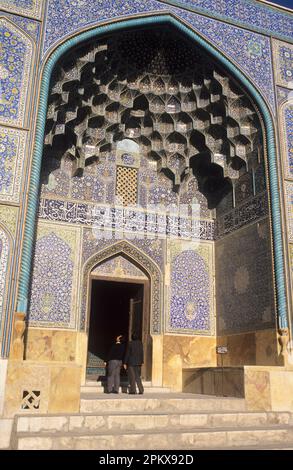 Der Eingang zum Masjed-e Sheikh Lotfollah aus dem 17. Jahrhundert, erbaut während der Herrschaft von Shah Abbas und gewidmet seinem Schwiegervater Lotfollah, einem heiligen P Stockfoto