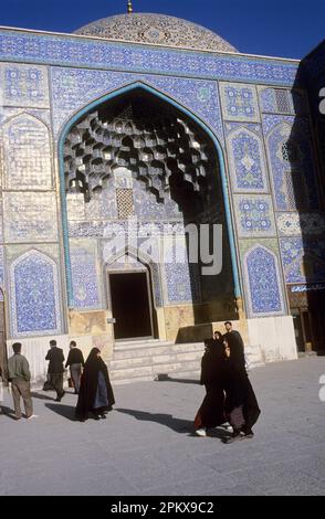 Der Eingang zum Masjed-e-Sheikh Lotfollah aus dem 17. Jahrhundert, erbaut während der Herrschaft von Shah Abbas und seinem Schwiegervater Lotfollah gewidmet. Stockfoto