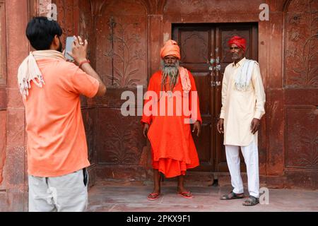 Der junge Mann macht ein Foto von zwei alten Indianern im Diwan-i-am, Red Fort, Delhi, Indien Stockfoto