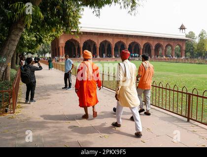 Indische Touristen zu Fuß zur Diwan-i-am (Hall of Public Audices), Red Fort, Delhi, Indien Stockfoto