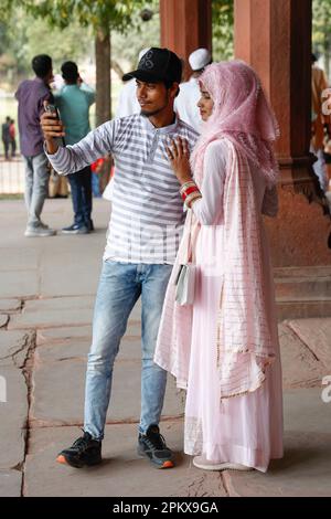 Ein junges indisches Paar macht Selfie-Fotos in der Diwan-i-am (Hall of Public Audices), Red Fort, Delhi, Indien Stockfoto